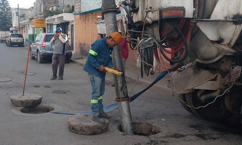El ODAPAS Chalco apoyando en sacar viajes en la red de drenaje  por niveles altos en calle allende, en Tlapala.
