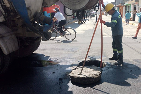 Calle progreso esquina independencia, en Col. San Martín Xico Nuevo,  se realizan trabajos de sondeo de línea de drenaje.