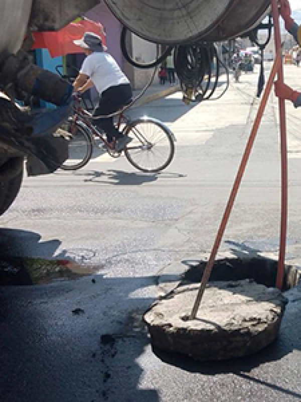 Calle progreso esquina independencia, en Col. San Martín Xico Nuevo,  se realizan trabajos de sondeo de línea de drenaje.