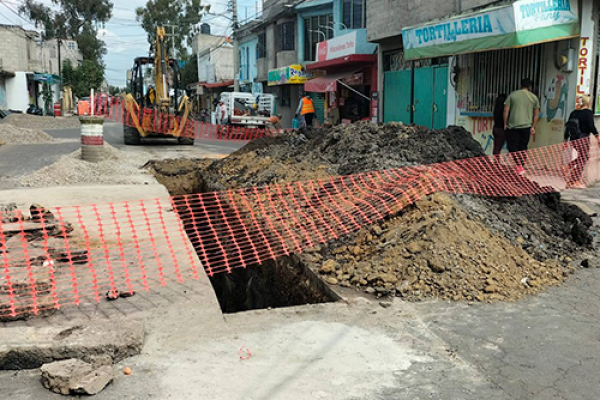 Reparación de socavón en calle nte. 13 esquina con Ávila Camacho en col. UDG